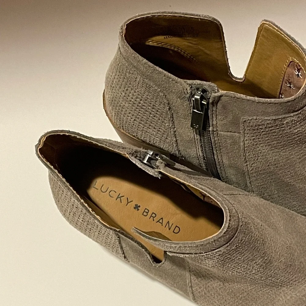 Lucky Brand LP-Ponic Women’s 8.5M taupe grey side zip heeled ankle booties - Picture 6 of 12